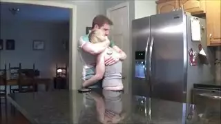 تزاوج محرم: الأم تحمل من قبل صبيها