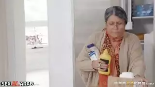 فتاة صغيرة تأخذه في طيزها الجدة تلتقط المشهد