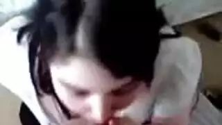 مصرية ساخنة تمص وتختنق بزب سميك