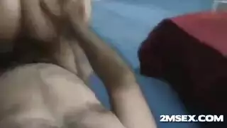 التقاط من الشارع: سائق التاكسي يملأ كس وركبة الراكبة المبللة