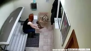 شابة أشقراء بثديين كبيرين ومؤخرة جميلة في مشهد إباحي صريح