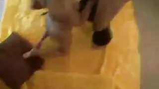 فتاتان جريئتان هواة: كاتانا تلمس وتلعق كس صديقتها المتقطر