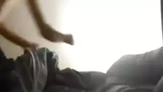 خلع فاتنة اللاتينية ثوبها وحصل على ركبتيها لامتصاص ديك شريكها