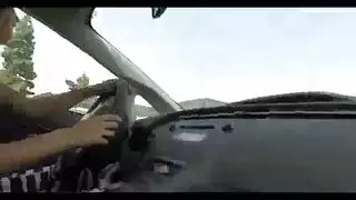 فتاة آسيوية صغيرة تأخذ قضيبًا أسود عملاقًا في حلقها وفرجها الضيق