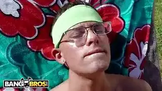 شقراء تداعب بظرها بينما شابان ثريان وسيمان يضربانها مثل نجوم الإباحية