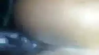 عرض إباحي: فاتنة سمراء تخدم قضيباً منتصباً كبيراً