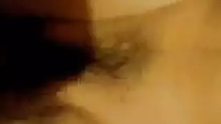 تدليل مبلل بأصابعها ولعق متحمس لفتحتها الضيقة