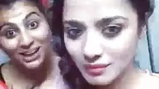 فتاة فاتنة ذات ثدي كبير تئن بينما تدخل الأصابع فرجها المبلل