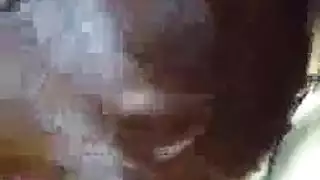 جيني تنتحب بينما يلعق غريب مؤخرتها ويدفع في فتحتها