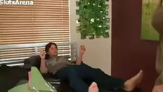 امرأة ناضجة فاجرة تتعرض للضرب والجنس الموجه من قبل صديق ابنها الوسيم