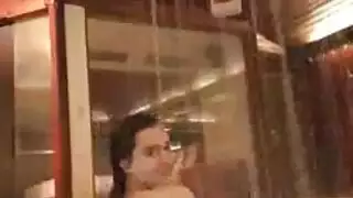 فتاة القارب تأخذ عدة زبور لجنس خشن وإباحي