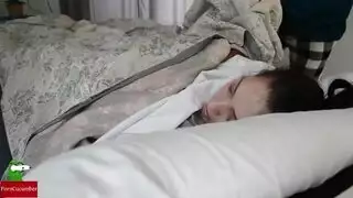 يضاجع فمها وهي نائمة