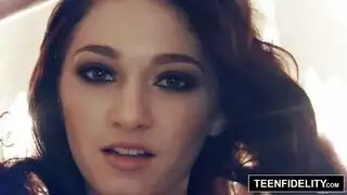 قذف شرجي صعب: قضيب عملاق يطلق داخل مؤخرتها