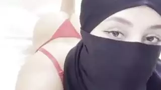 خيال عبادة أقدام منتقبة: أصابع الفتاة المسلمة اللطيفة تُحس قبل جماع مهبلها