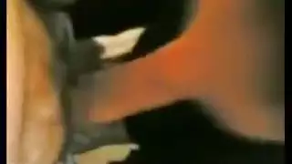 فتاة محجبة ترتدي تي شيرت أسود تمارس الجنس الفموي العميق لقضيب عربي ضخم