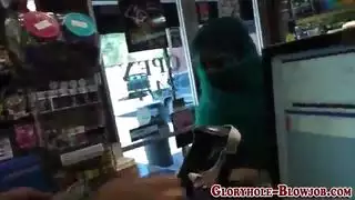 مشهد إباحي: عاهرة عربية تمارس مص عميق لقضيب مظلم عملاق