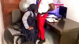 معلمة ممتلئة الصدر ترتدي الحجاب تأخذ عدة قضبان طلابية في مكتبها