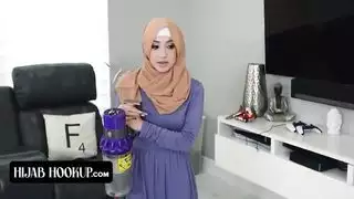 مراهقة ترتدي الحجاب تبتلع قضيبًا ضخمًا ثم تُضاجع بعنف