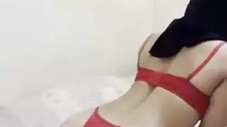 فتاة إباحية عربية تظهر مؤخرتها المستديرة الكبيرة في نقاب ضيق مثير