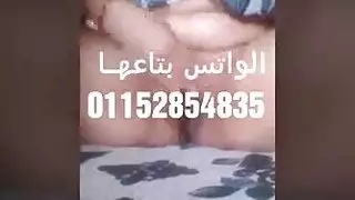 عارية تنضف المطبخ