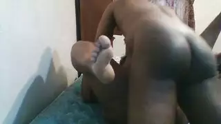 أنين صاخب من النشوة من فتاة آسيوية تُمارس معها الجنس بقوة