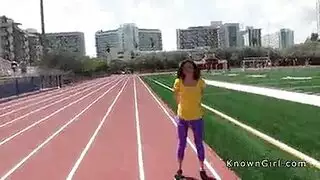 مراهقة شعراء حمراء تئن وهي تلمس نفسها على الأريكة