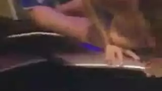 ينكح شقراء بريطانية ساخنة على الطاولة البيضاء الفيديو الإباحية