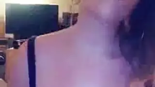 ثديان مثاليان يلفان حول قضيب سميك من أجل نيك قاسي