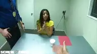 سيطرة قضيب الشرطي: لاتينية متمردة تمص زبه لسلوكها المشاغب