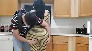 مؤخرة زوجة الأب تُضرب وتُنادى في العزلة فيديو كامل