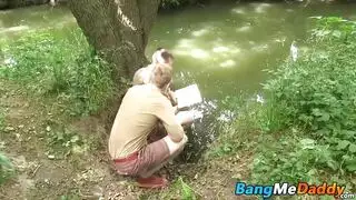 فتاة تحمل حقيبة ظهر تحصل على مفاجأة وضعية الكلب في الغابة