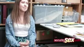 الفتاة الجميلة النحيفة تحصل على اختراق عميق في إباحية قاسية