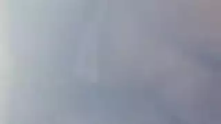 كس محلوق يلعق بينما تختنق من قضيب صلب في العراء