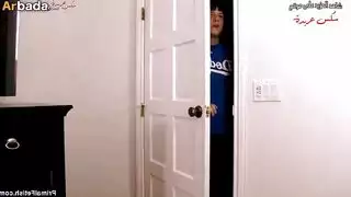 أم مثيرة تجد الإشباع بقضيب شاب صلب