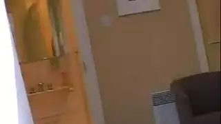شاب وسيم يمارس الجنس بقوة مع أم صديقه وينزل على ثدييها الكبيرين