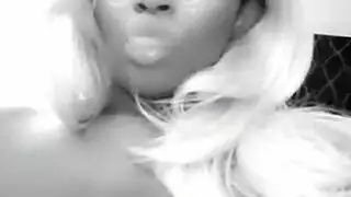 مراهقة حمراء الشعر صغيرة الصدر تحشو مهبلها