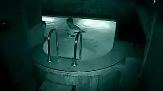 ينيك بنت زوجته في غرفتها