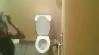 سكس عربي فضيحة تصوير سري في مرحاض عام