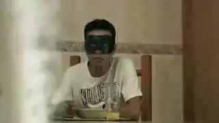 الابن ينيك امه في سرولها