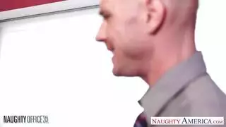 كاميرا خفية تصور ميلف شقراء في الحمام