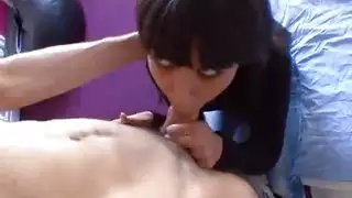 رجل متقدم في السن يحلق كس شقراء صغيرة كي يستمتع بكسها إباحي مجاني