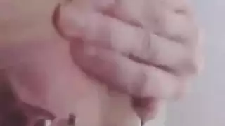 جماع جماعي على الأمواج: مراهقات عاهرات يتناوبن على القضيب